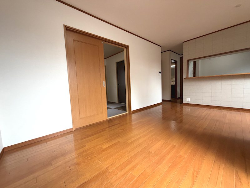 南西の大きな窓から光が入る明るく快適なLDK14.2帖 東山1丁目一戸建再生既存住宅 その他