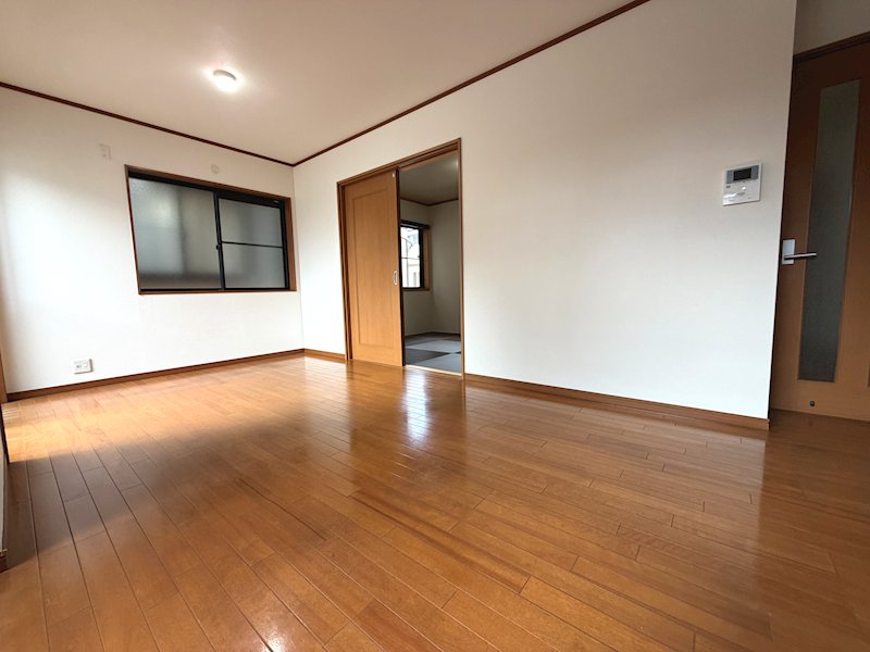 南西の大きな窓から光が入る明るく快適なLDK14.2帖 東山1丁目一戸建再生既存住宅 その他