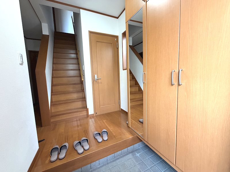 明るい玄関で家族を迎え入れてくれます 東山1丁目一戸建再生既存住宅 その他