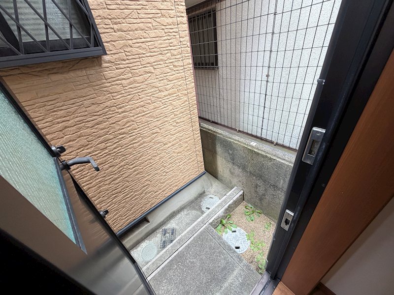 キッチン後ろ勝手口 東山1丁目一戸建再生既存住宅 その他