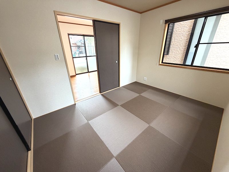 リビングに隣接した和室6帖 東山1丁目一戸建再生既存住宅 その他