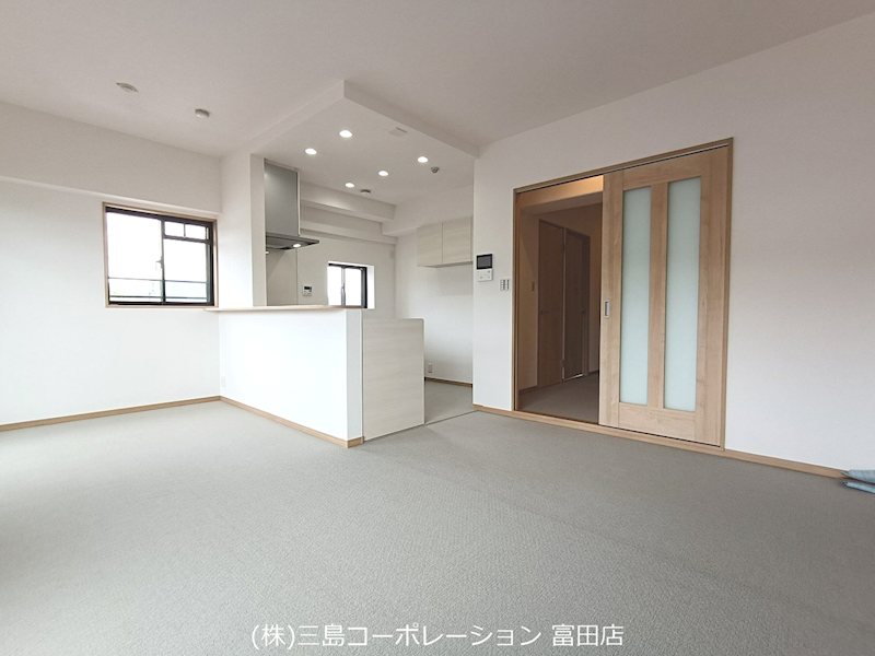 白を基調としたリビングは、どのような家具とも合わせやすい空間です。窓から光が差し込み、明るく開放的な時間を過ごせます。 プランヴェール高槻阿武山 その他