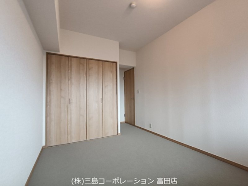 収納豊富な洋室は、シンプルな内装でどんなインテリアにも調和します。自分好みの空間を演出してください。 プランヴェール高槻阿武山 その他
