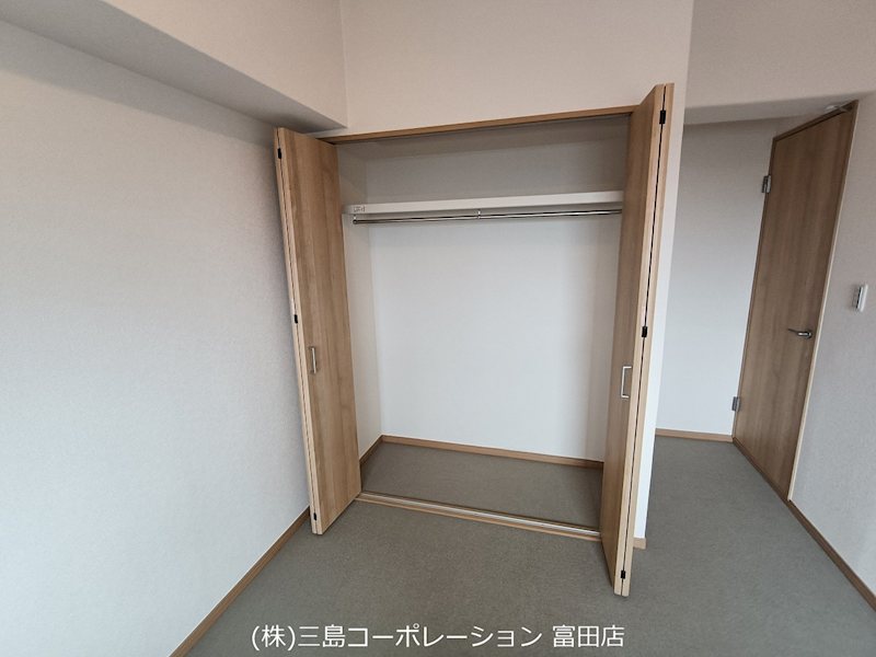 収納力のあるクローゼットで、お部屋をすっきりと保てます。洋服の整理も快適に。 プランヴェール高槻阿武山 その他