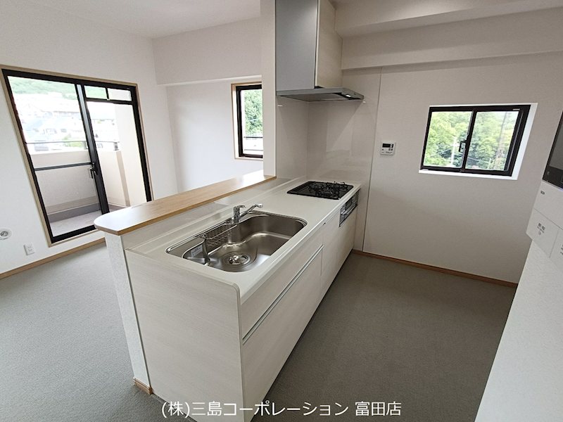 開放感のある対面キッチンは、リビングを見渡しながら料理を楽しめます。換気もできる窓付きで、明るく快適な空間です。 プランヴェール高槻阿武山 その他
