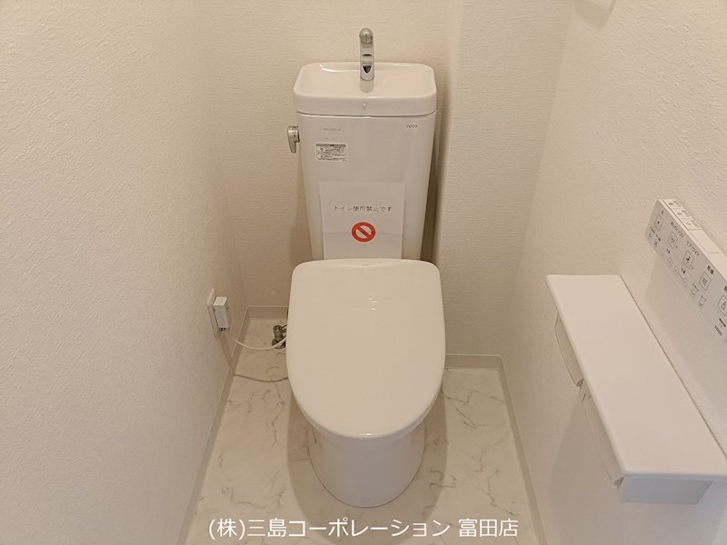 清潔感のあるシンプルなデザインのトイレ。壁付リモコンと収納棚が備わっており、快適にお使いいただけます。 プランヴェール高槻阿武山 その他