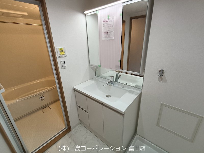 清潔感のある洗面台で、気持ちの良い朝を迎えませんか。収納スペースも確保され、日用品の整理に便利です。日々の身支度を快適にサポートします。 プランヴェール高槻阿武山 その他