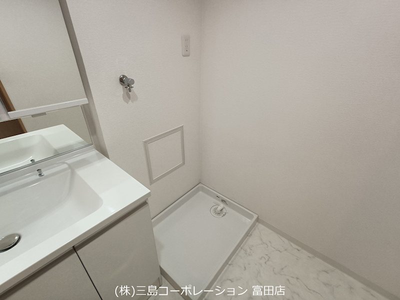 清潔感のある洗面台と洗濯機置き場を完備。朝の準備や洗濯も快適に行えます。 プランヴェール高槻阿武山 その他