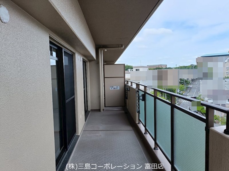 開放感のあるバルコニーからは、晴れた日には遠くまで見渡せる眺望を楽しめます。お洗濯物もよく乾きそうです。 プランヴェール高槻阿武山 その他