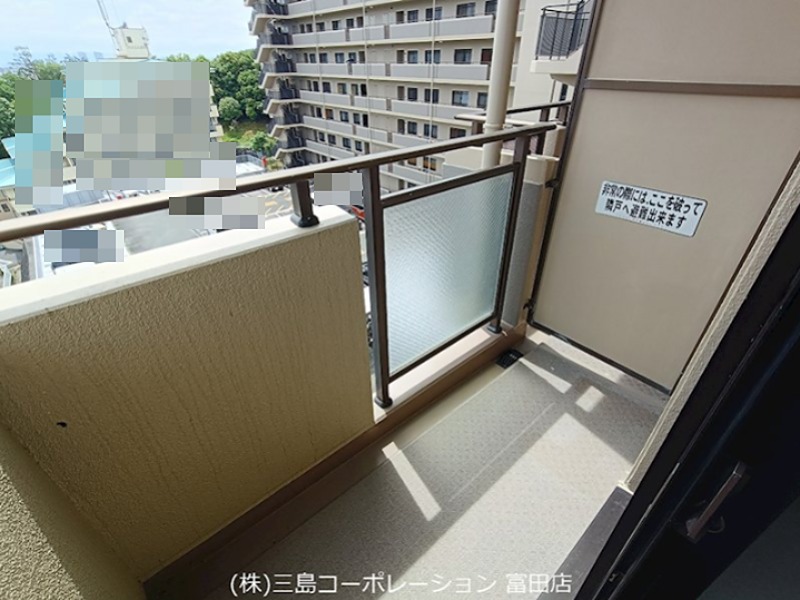 開放感のあるバルコニーで、外の景色を眺めながらリラックスできます。災害時も隣戸へ避難できる安心設計です。 プランヴェール高槻阿武山 その他