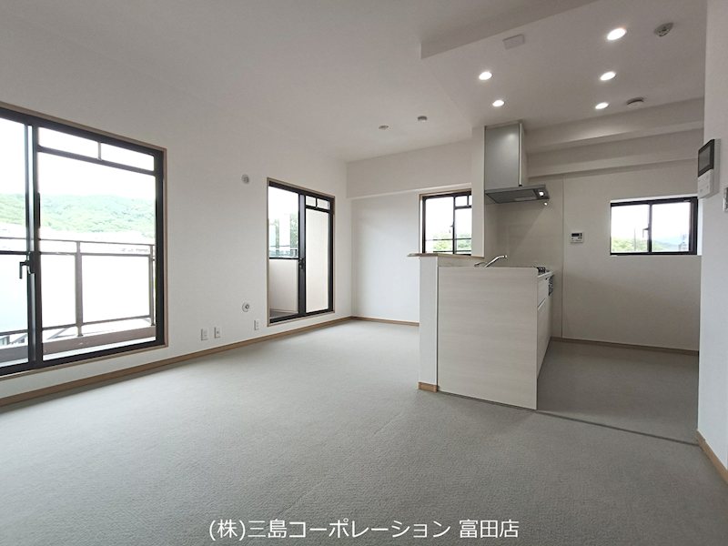 明るく開放感のあるリビングは、自然の光が降り注ぎます。お部屋のレイアウトも自由自在な広々空間で、快適な毎日をお過ごしください。 プランヴェール高槻阿武山 その他