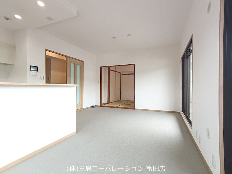 明るいLDKはキッチンカウンターと和室が隣接。家族の団らんを育む空間です。 プランヴェール高槻阿武山 その他
