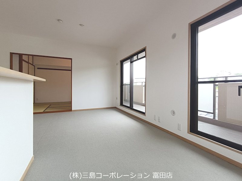 日差しが降り注ぐ広々としたリビングは、隣接する和室と合わせるとさらに開放的な空間に。家族との団らんやゲストを招く場にもぴったりです。 プランヴェール高槻阿武山 その他