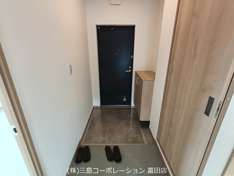 お客様をお迎えする玄関は、清潔感のある白を基調とした空間です。収納も充実しており、いつもすっきり片付きます。 プランヴェール高槻阿武山 その他