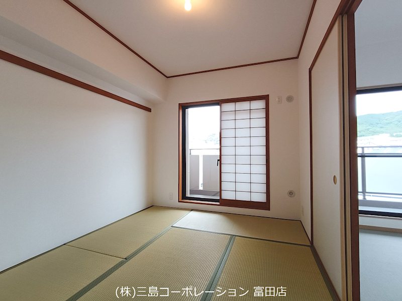 畳の香りが心地よい和室は、落ち着いた空間を演出。窓からは明るい光が差し込み、穏やかな時間を過ごせます。 プランヴェール高槻阿武山 その他