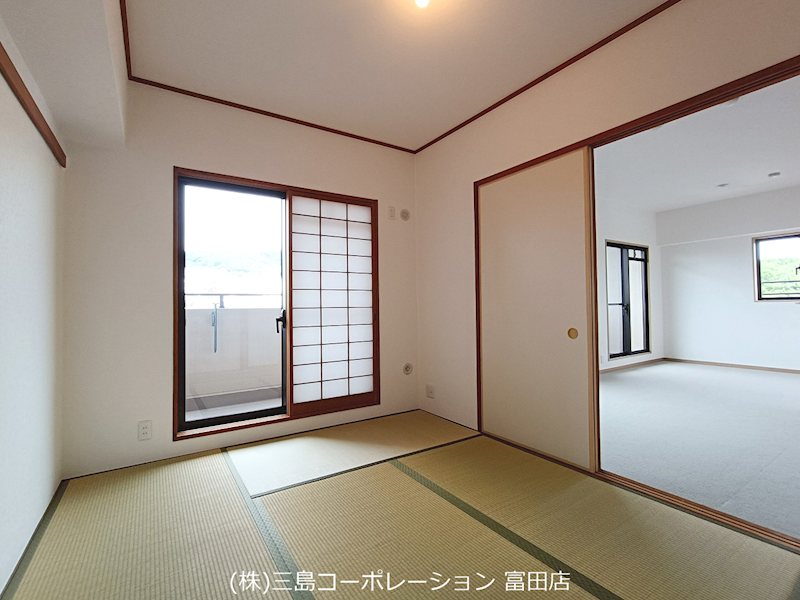 陽当たりの良い和室は、くつろぎの空間として、またはゲストルームとしても活用できます。隣接する洋室との一体利用も可能です。 プランヴェール高槻阿武山 その他