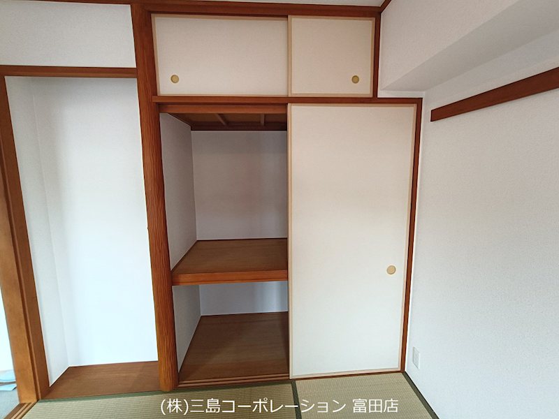 収納力のある押入れは、布団や季節物の衣類をすっきりと整理できます。上段・下段に分かれているため、用途に応じた使い分けが可能です。 プランヴェール高槻阿武山 その他