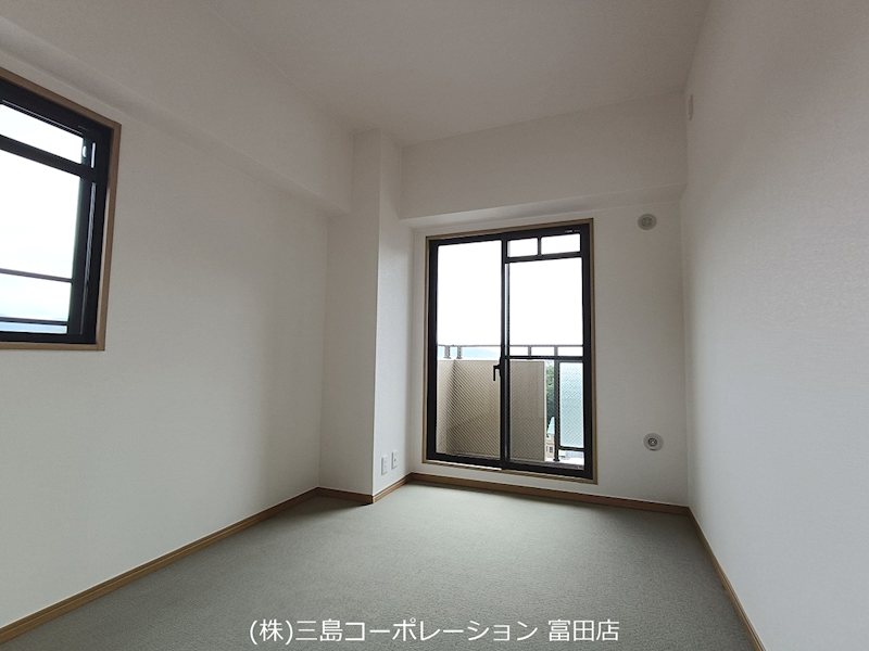 白を基調としたシンプルな居室は、様々な家具やインテリアに合わせやすいデザインです。二面採光で明るい空間が広がります。 プランヴェール高槻阿武山 その他