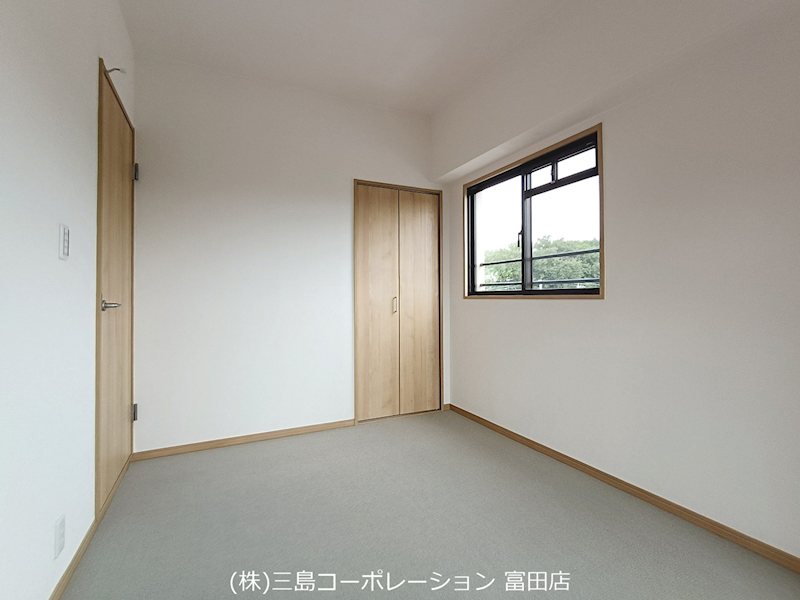 明るい光が差し込むシンプルな居室。収納も完備されており、趣味の部屋や書斎としてもご活用いただけます。 プランヴェール高槻阿武山 その他