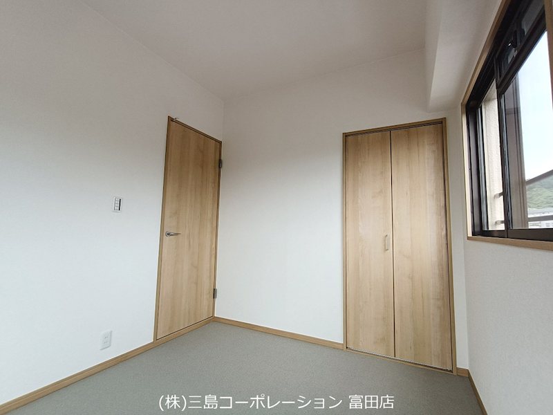 明るい日差しが差し込む洋室。収納も完備され、寝室や子供部屋にも使いやすい空間です。 プランヴェール高槻阿武山 その他