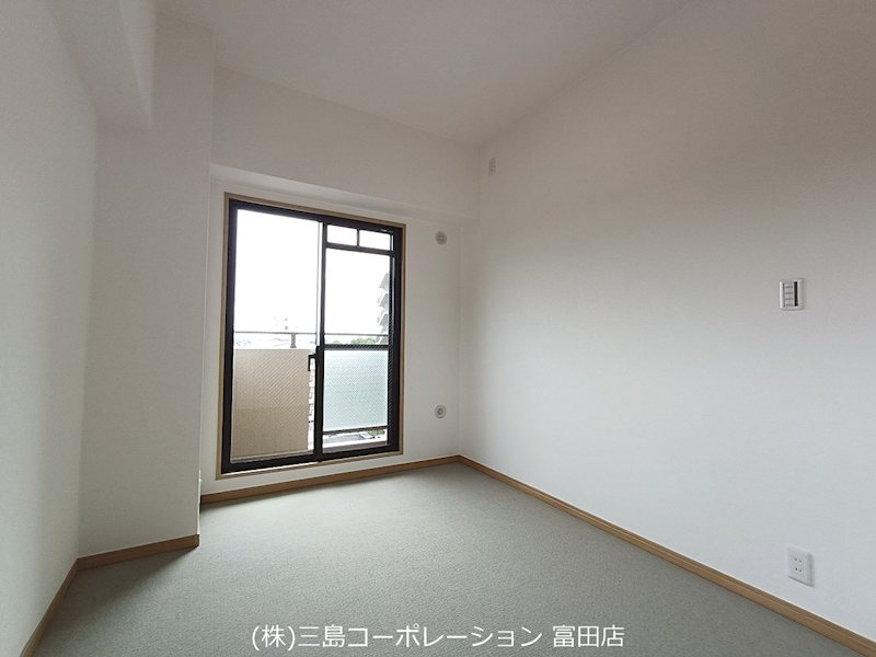南向きバルコニーに面した洋室は、採光性良好。明るい空間で、心地よいプライベートタイムをお過ごしいただけます。 プランヴェール高槻阿武山 その他