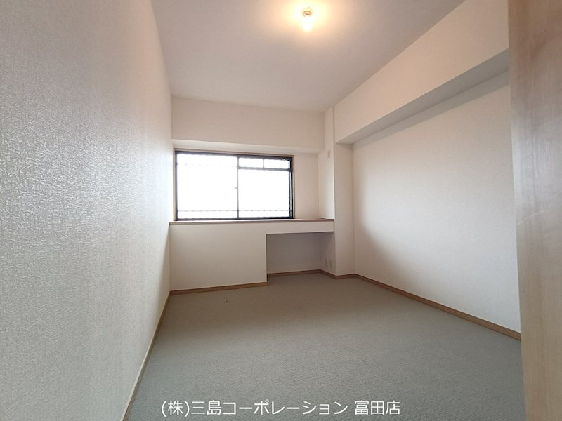 書斎や趣味の空間にもなる洋室。窓から光が差し込み、明るい雰囲気です。 プランヴェール高槻阿武山 その他