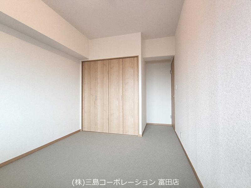 落ち着いた色合いの居室は、自分だけの空間を演出するのに最適です。収納も豊富で、すっきりと暮らせます。 プランヴェール高槻阿武山 その他