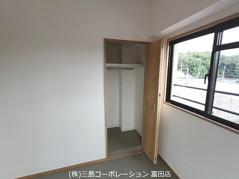 ワードローブのある収納スペースで、衣類をすっきりと整理できます。お部屋を広く使うための工夫が凝らされています。 プランヴェール高槻阿武山 その他