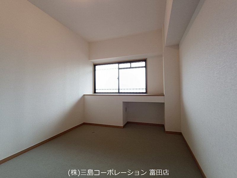窓から光が差し込み、明るい空間で集中して作業に取り組めます。 プランヴェール高槻阿武山 その他
