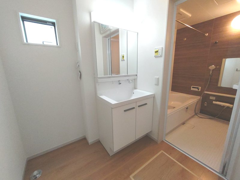 家事動線良好 キッチン背面に約2帖の洗面脱衣室 三面鏡洗面化粧台設置 成田東町限定1邸新築分譲住宅 その他