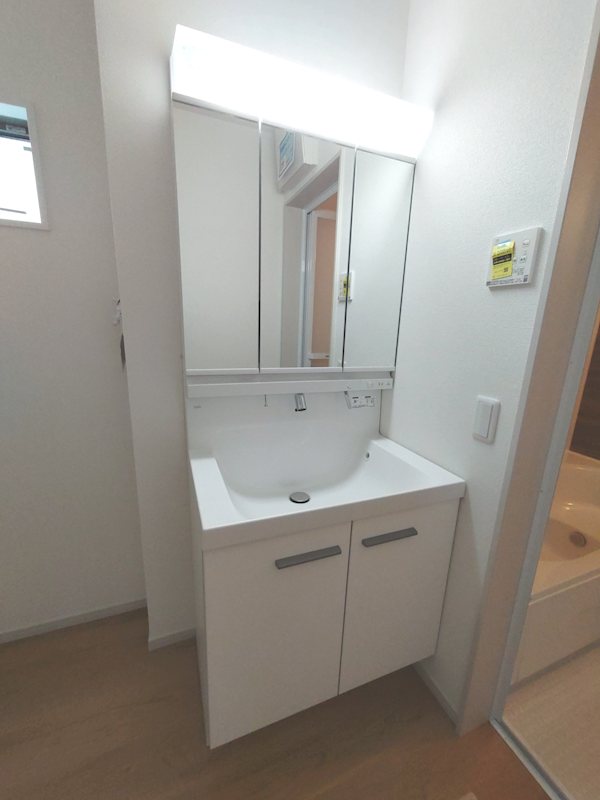 家事動線良好 キッチン背面に約2帖の洗面脱衣室 三面鏡洗面化粧台設置 成田東町限定1邸新築分譲住宅 その他