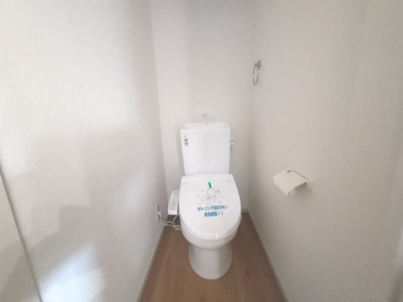 1階トイレ。温水洗浄暖房便座トイレ 成田東町限定1邸新築分譲住宅 その他