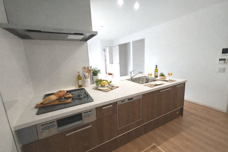 家族とのコミュニケーションに食洗器付対面式システムキッチン(※AIによりステージングしてます) 成田東町限定1邸新築分譲住宅 その他