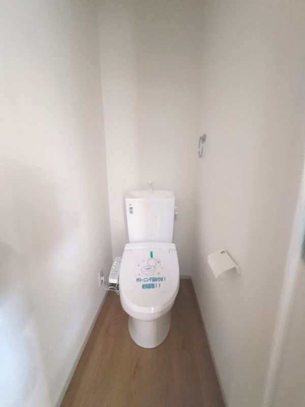 1階トイレ。温水洗浄暖房便座トイレ 成田東町限定1邸新築分譲住宅 その他