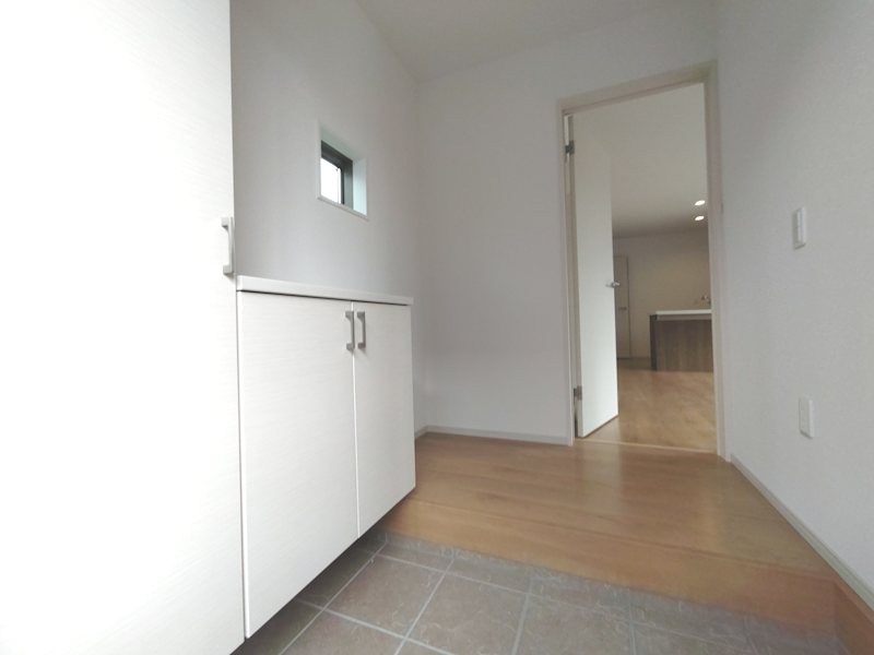 白を基調とした明るい玄関ホール 成田東町限定1邸新築分譲住宅 その他