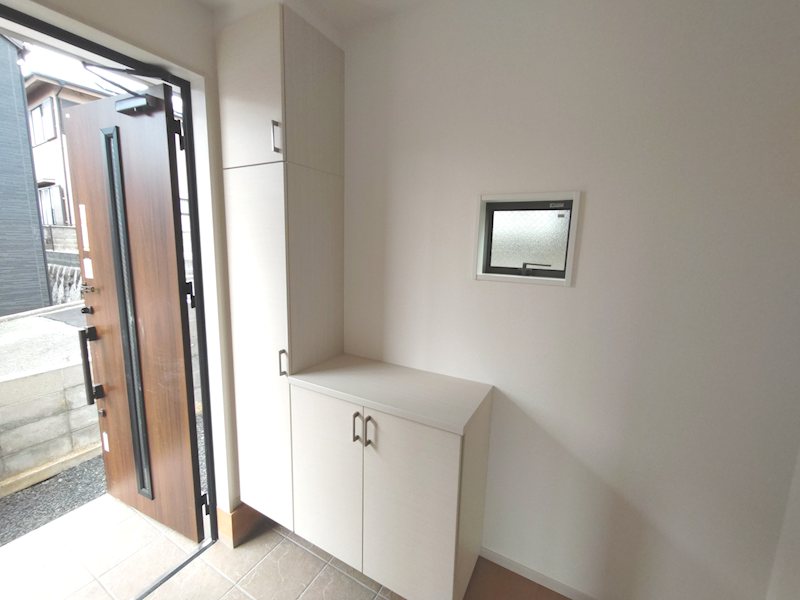 白を基調とした明るい玄関ホール 成田東町限定1邸新築分譲住宅 その他