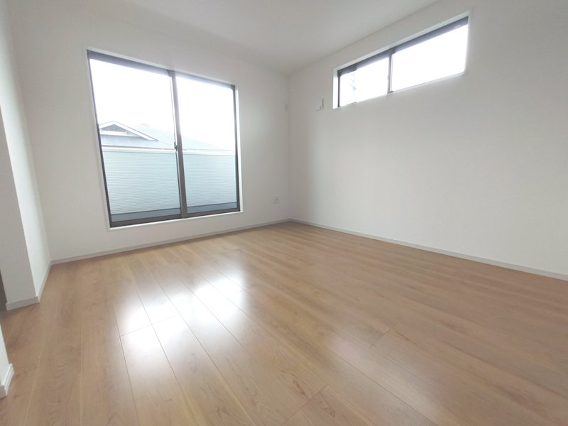 ウォークインクロゼット付南側バルコニーに面した明るい洋室7.25帖 主寝室にいかがですか 成田東町限定1邸新築分譲住宅 その他