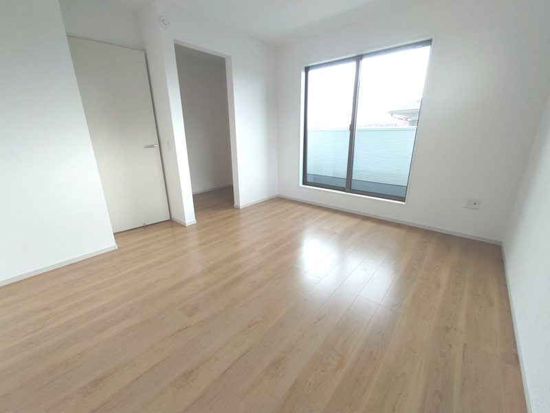 ウォークインクロゼット付南側バルコニーに面した明るい洋室7.25帖 主寝室にいかがですか 成田東町限定1邸新築分譲住宅 その他