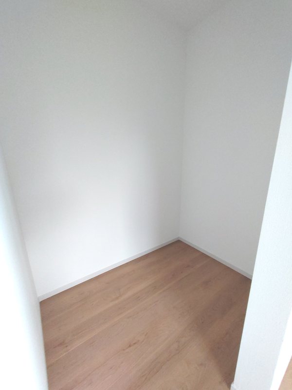 主寝室のウォークインクロゼット 成田東町限定1邸新築分譲住宅 その他