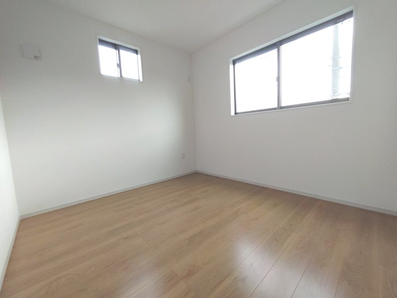 南側から採光のある明るい洋室 お子様部屋にいかがですか 成田東町限定1邸新築分譲住宅 その他