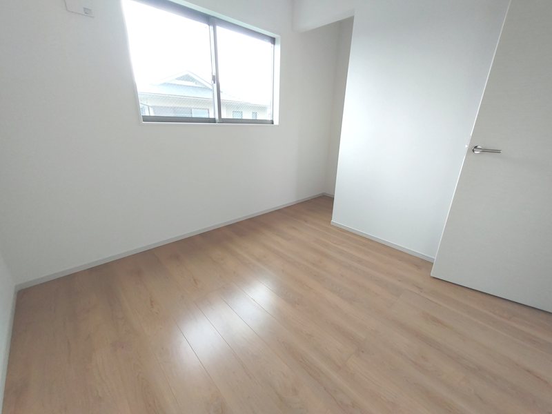 南側から採光のある洋室。書斎、ご趣味の部屋にいかがですか 成田東町限定1邸新築分譲住宅 その他