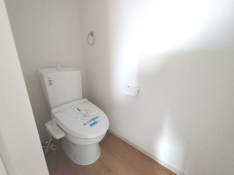 2階トイレ。温水洗浄暖房便座トイレ 成田東町限定1邸新築分譲住宅 その他