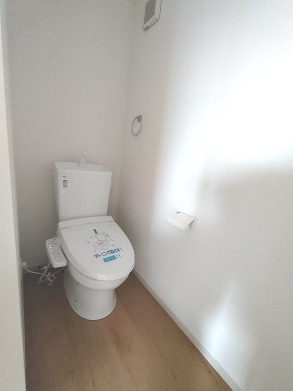2階トイレ。温水洗浄暖房便座トイレ 成田東町限定1邸新築分譲住宅 その他