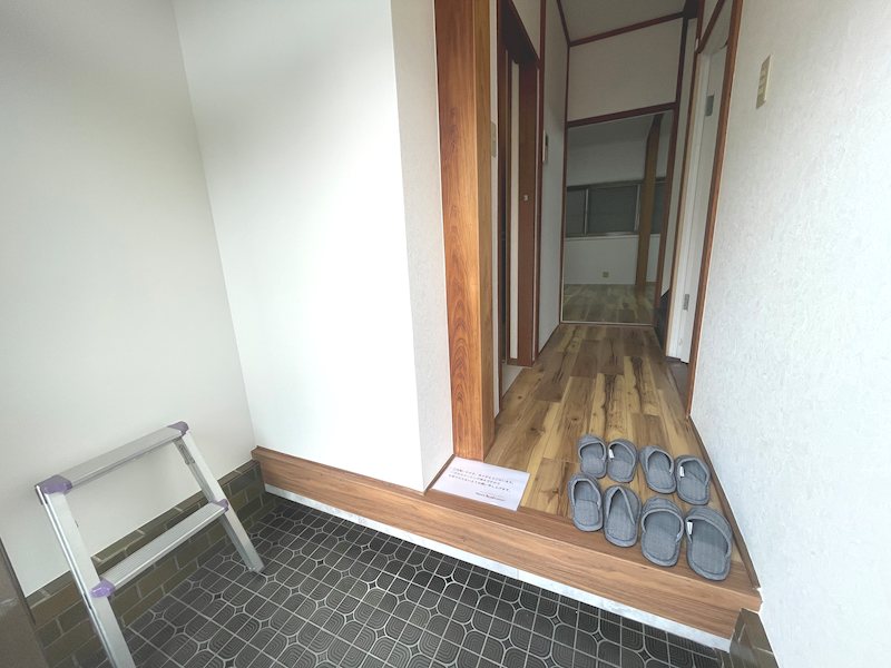 広い玄関で靴置き場のスペースがあり、自分に合ったシューズボックスを置くことができます 東藤田町再生既存住宅 その他