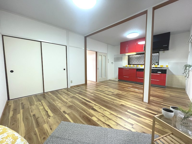 約12帖の明るいリビング 東藤田町再生既存住宅 その他