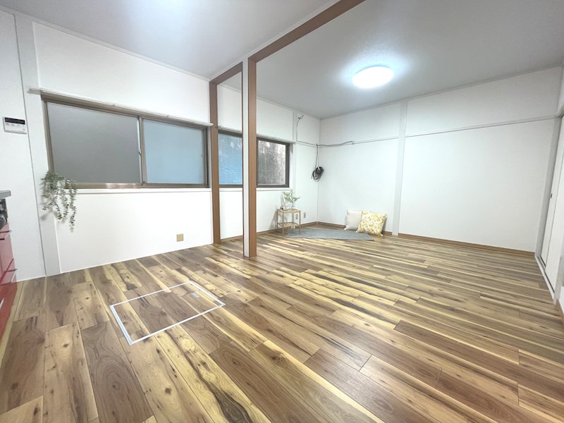 約12帖の明るいリビング 東藤田町再生既存住宅 その他