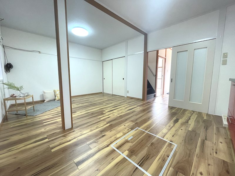 約12帖の明るいリビング 東藤田町再生既存住宅 その他