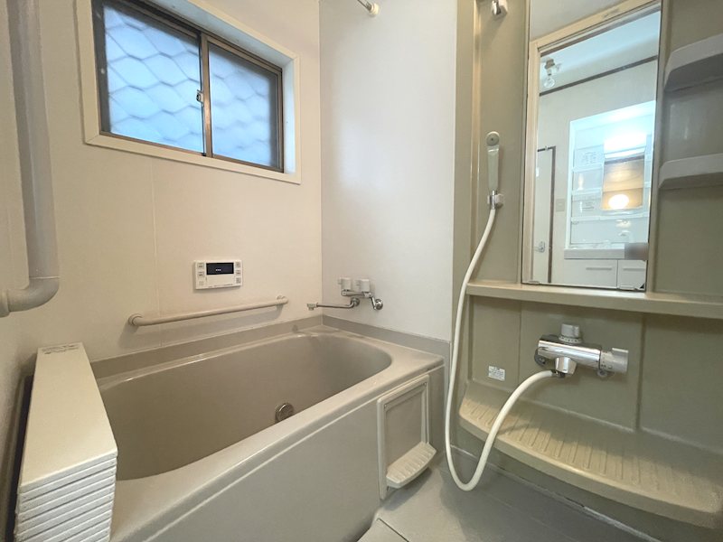 ボタン一つで決まった湯量と温度でお風呂が沸き、いつでも暖かいお風呂に入ってリラックスできます 東藤田町再生既存住宅 その他