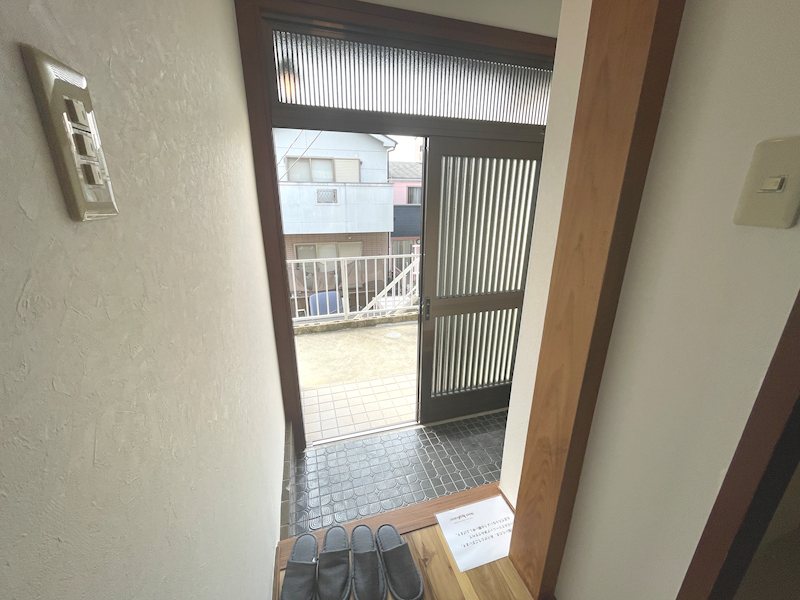 明るい玄関で家族を迎え入れてくれます 東藤田町再生既存住宅 その他