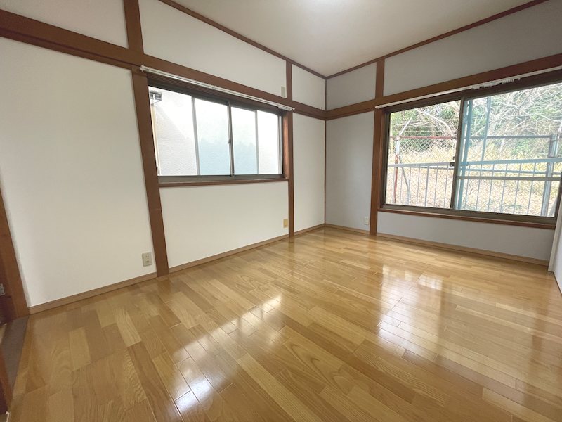 約6帖の洋室 飲み物をこぼしてもサッと拭くだけで掃除ができ浸み込む心配もありません 東藤田町再生既存住宅 その他